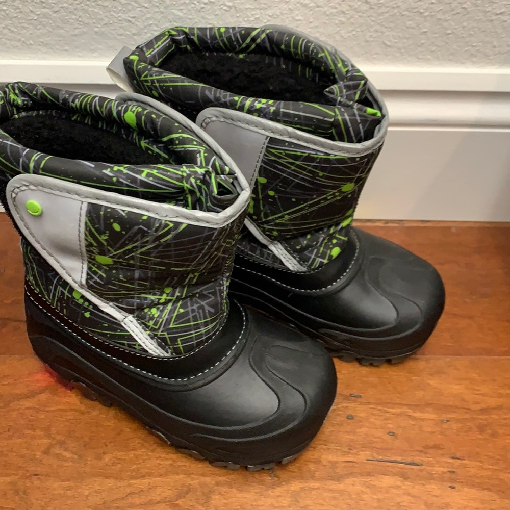 Boys light up snow boots